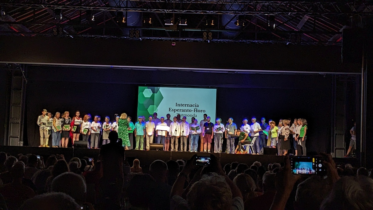 Tutmonda konta ĉe la lasta vespera evento